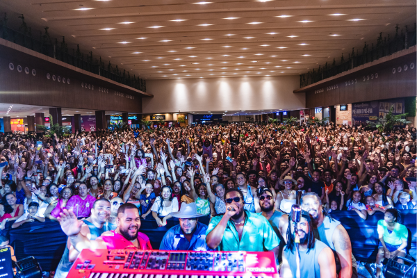 Imagem do show na praça de alimentação do shopping